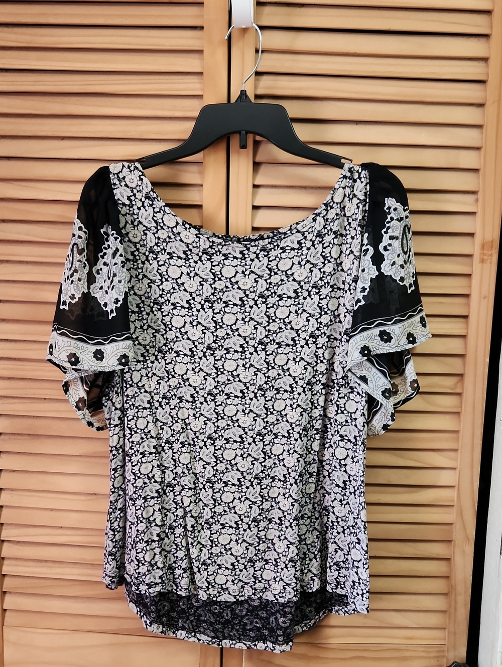 Lucky Brand Black and White Floral Flutter Sleeve Tunic